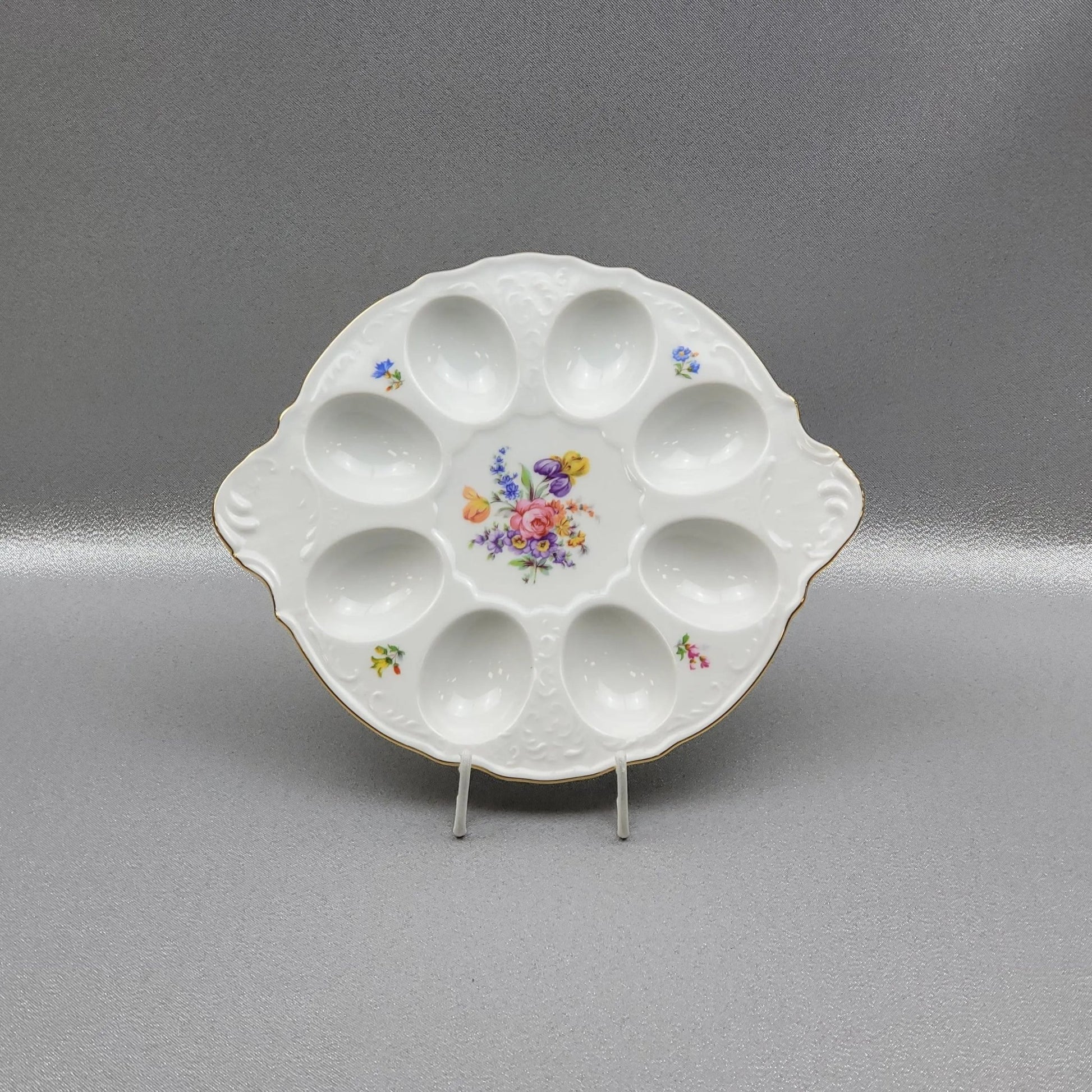 The porcelain egg serving tray, Bernadotte by Thun. Diameter 25 cm.