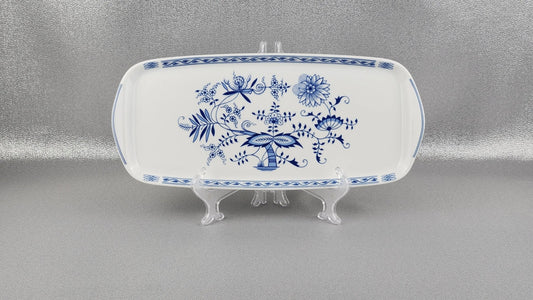 The Porcelain Serving Tray, Saphyr, "Blue Onion" by Thun 1794 a.s.