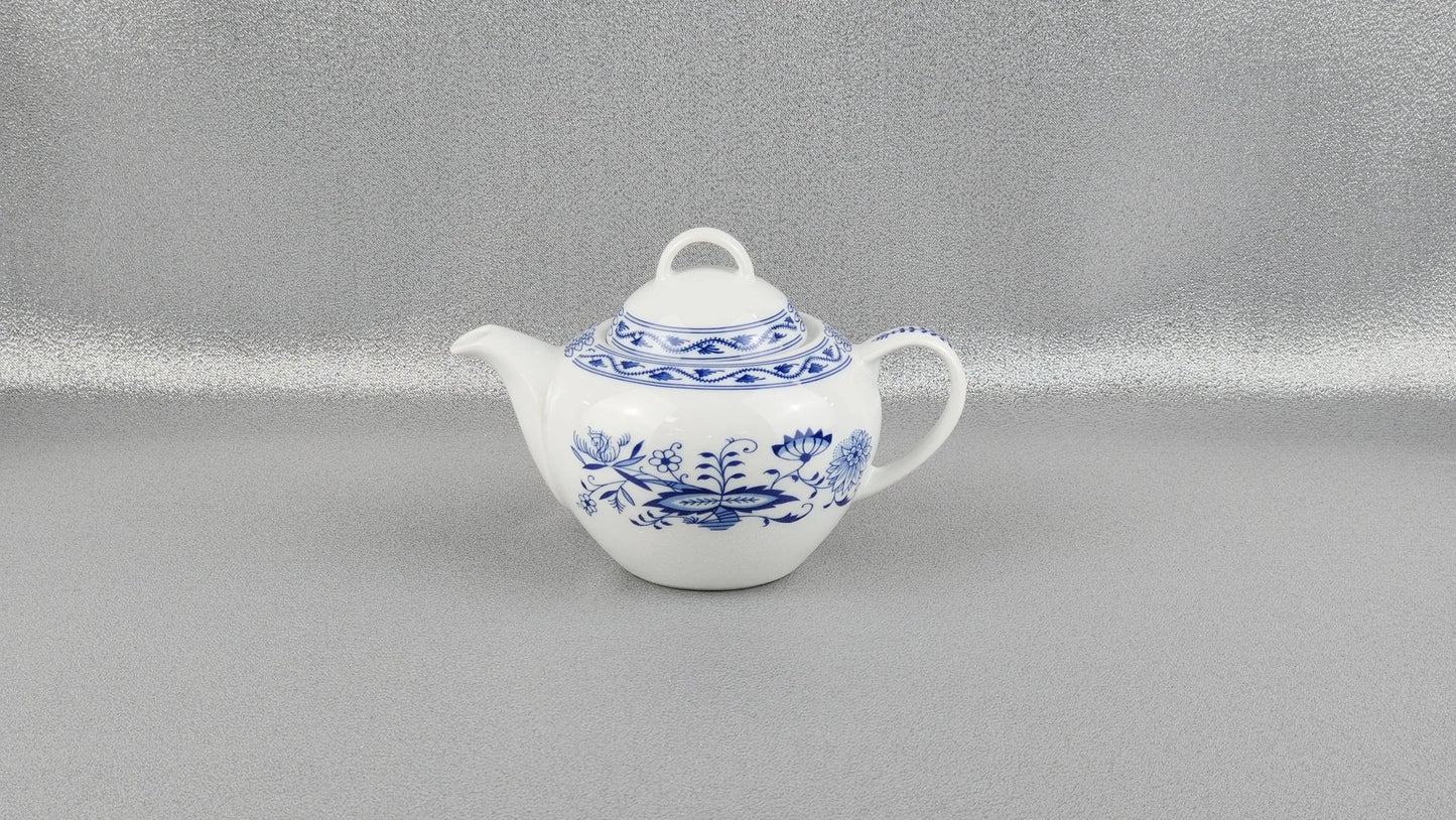 The Porcelain Tea Pot 0,55 ml., Saphyr, "Blue Onion" by Thun 1794 a.s.