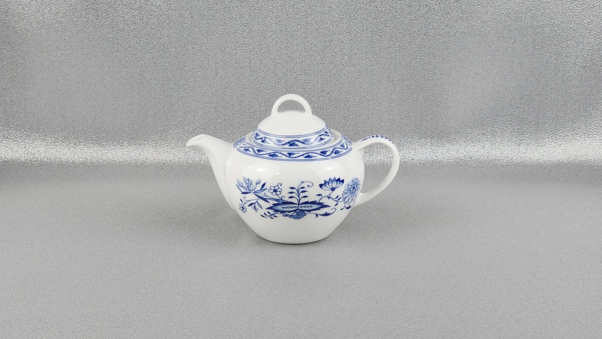 The Porcelain Tea Pot 0,55 ml., Saphyr, "Blue Onion" by Thun 1794 a.s.