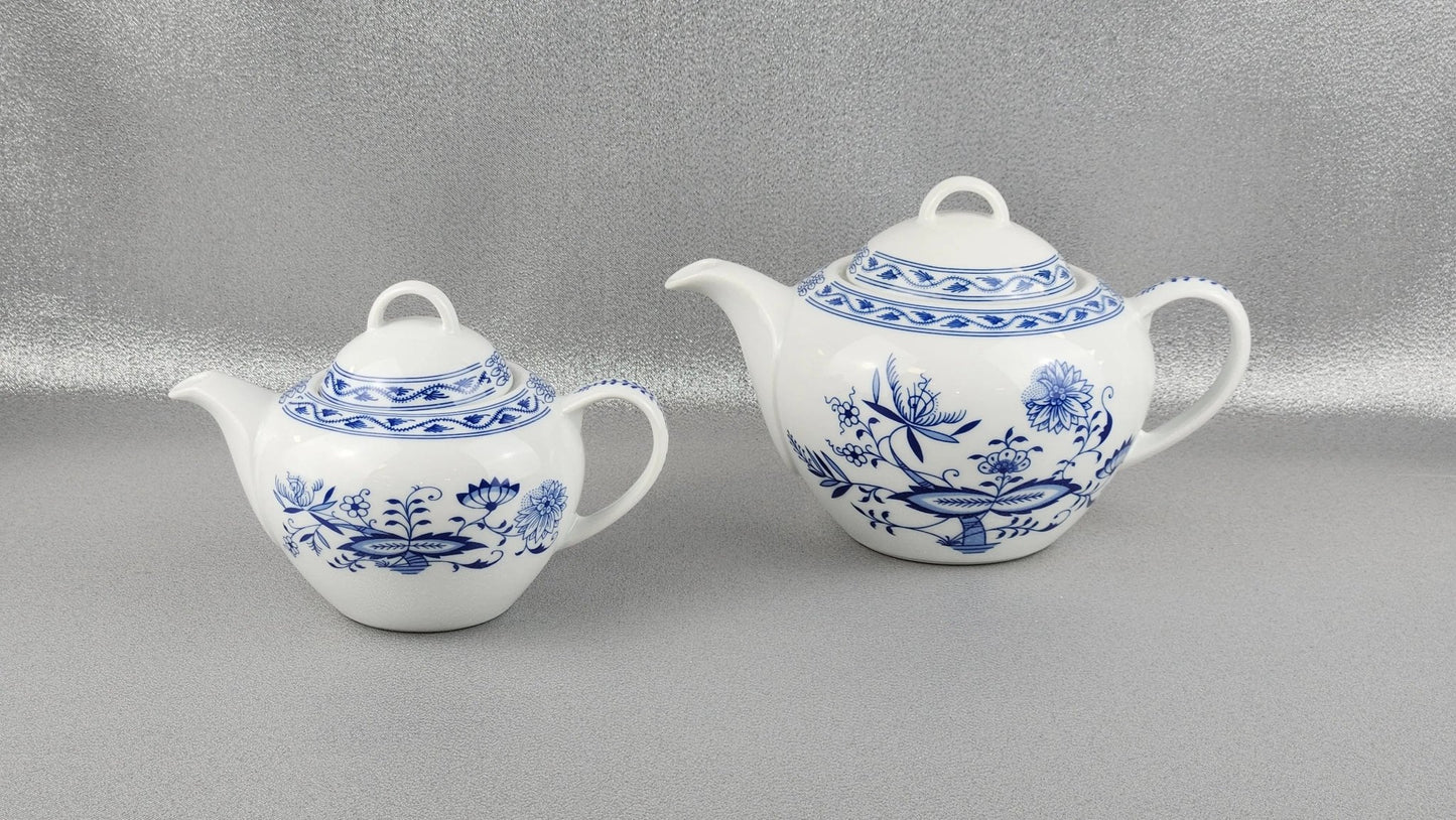 The Porcelain Tea Pot 0,55 ml., Saphyr, "Blue Onion" by Thun 1794 a.s.