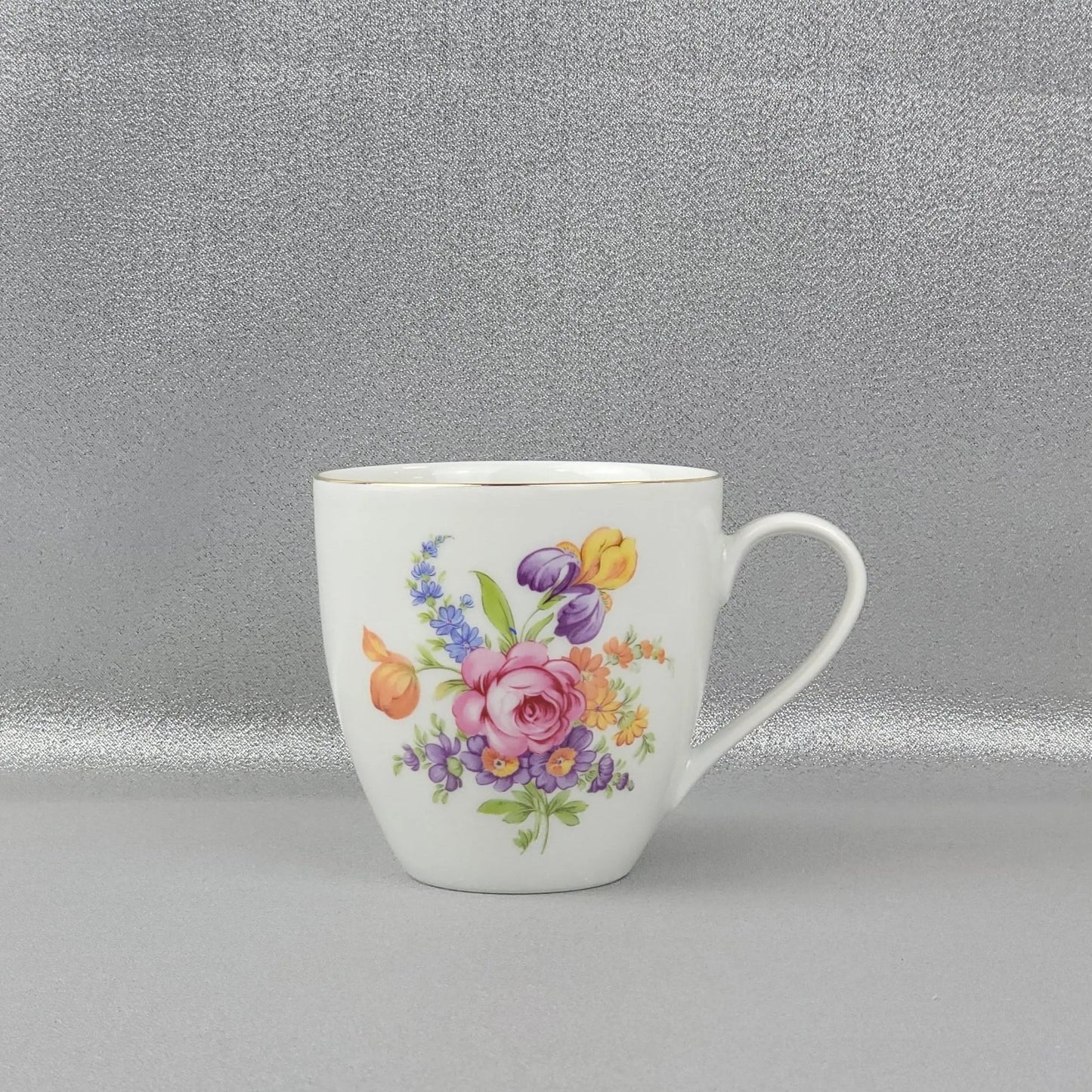 The porcelain mug Klara, 700 ml, "Iris" by Thun 1794 a.s.