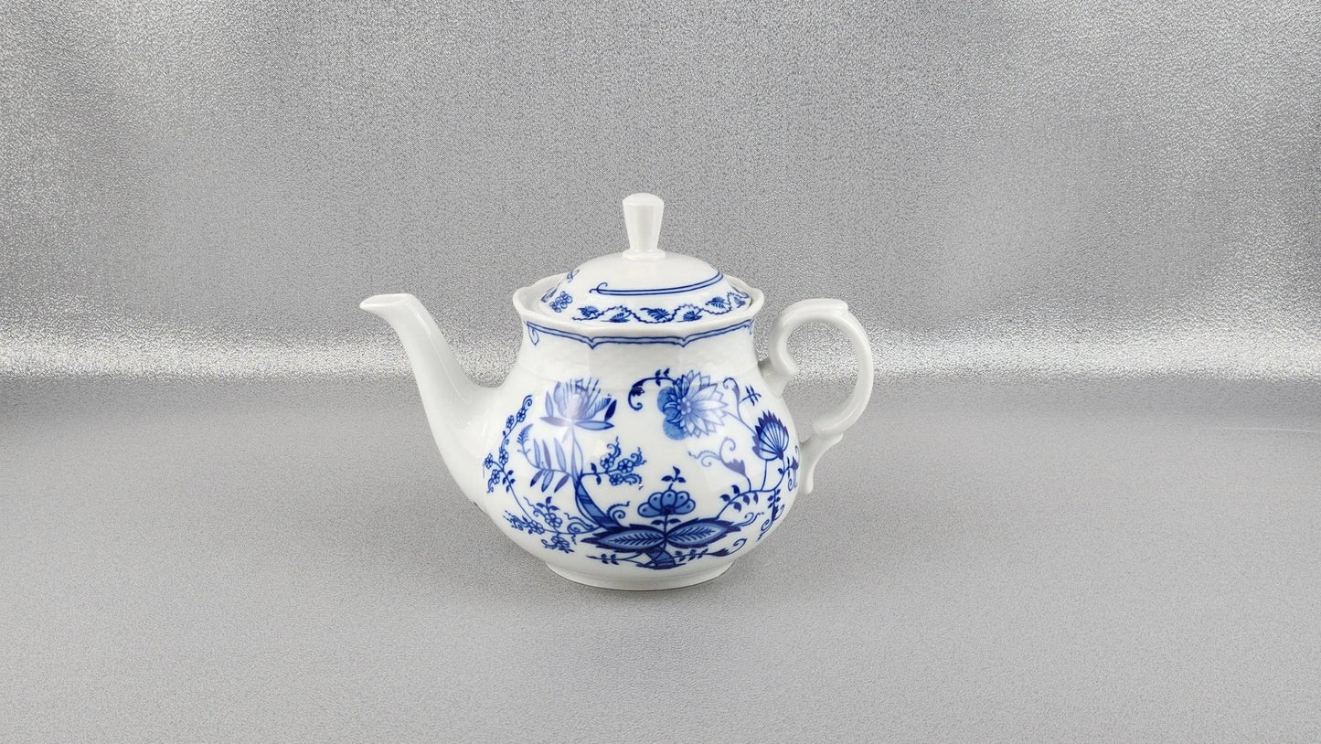 The Porcelain Tea Pot 1,2 ml., Natalie, "Blue Onion" by Thun 1794 a.s.