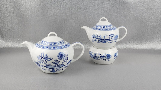 The Porcelain Tea Pot Warmer, Saphyr, "Blue Onion" by Thun 1794 a.s.