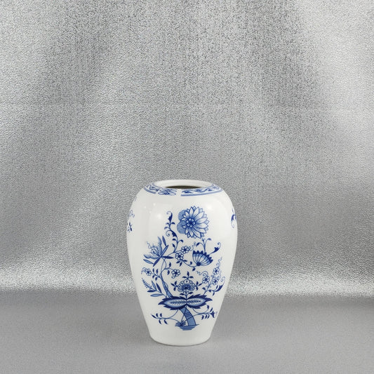 The porcelain vase, Saphyr, "Blue Onion" by Thun 1794 a.s.